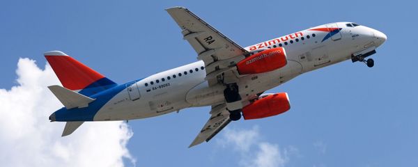 Самолет Sukhoi Superjet 100 Кубань авиакомпании Азимут - Sputnik Азербайджан