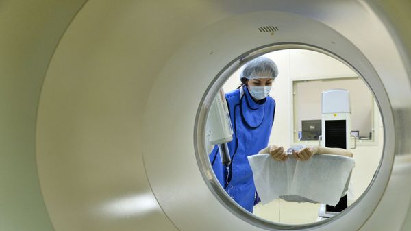 Обследование пациента с использованием позитронно-эмиссионного томографа (ПЭТ), фото из архива - Sputnik Азербайджан