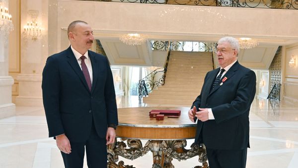 Президент Ильхам Алиев вручил Михаилу Гусману орден «Шараф» - Sputnik Азербайджан