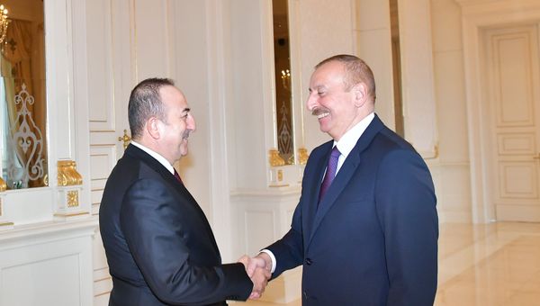 Президент Азербайджана Ильхам Алиев с министром иностранных дел Турецкой Республики Мевлютом Чавушоглу - Sputnik Азербайджан
