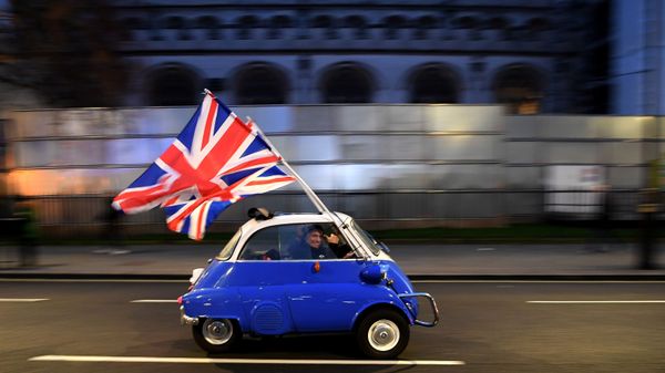 Мужчина с флагами Евросоюза в центре Лондона 31 января 2020 года, в день официального выхода Великобритании из ЕС - Sputnik Азербайджан