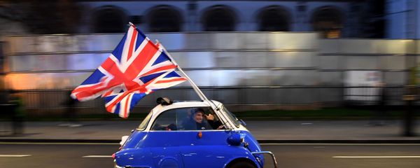 Мужчина с флагами Евросоюза в центре Лондона 31 января 2020 года, в день официального выхода Великобритании из ЕС - Sputnik Азербайджан