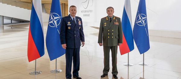 Верховный главнокомандующий Объединенными вооруженными силами НАТО в Европе генерал Тод Уолтерс и начальник Генштаба ВС России генерал армии Валерий Герасимов - Sputnik Азербайджан