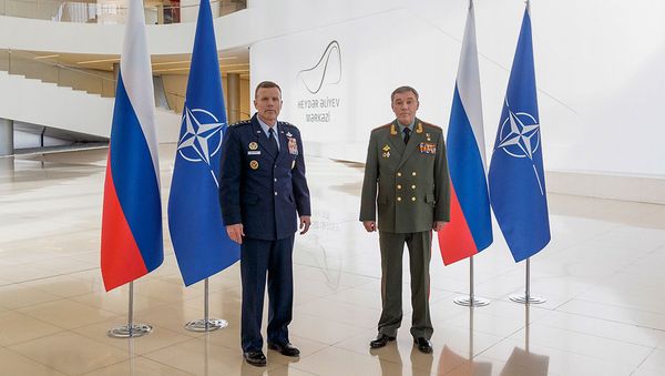 Верховный главнокомандующий Объединенными вооруженными силами НАТО в Европе генерал Тод Уолтерс и начальник Генштаба ВС России генерал армии Валерий Герасимов - Sputnik Азербайджан