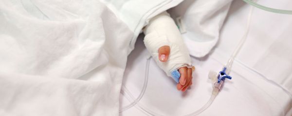 Детская рука в гипсе с капельницей - Sputnik Азербайджан