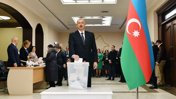 İlham Əliyev 6 saylı seçki məntəqəsində səs verib İlham Əliyev 6 saylı seçki məntəqəsində səs verib - Sputnik Азербайджан