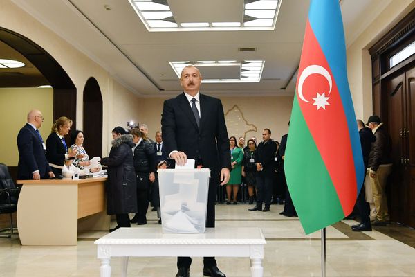 Президент Ильхам Алиев проголосовал на парламентских выборах Президент Ильхам Алиев проголосовал на парламентских выборах - Sputnik Азербайджан