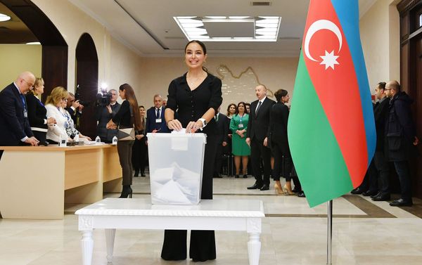 Лейла Алиева проголосовала на парламентских выборах Лейла Алиева проголосовала на парламентских выборах - Sputnik Азербайджан