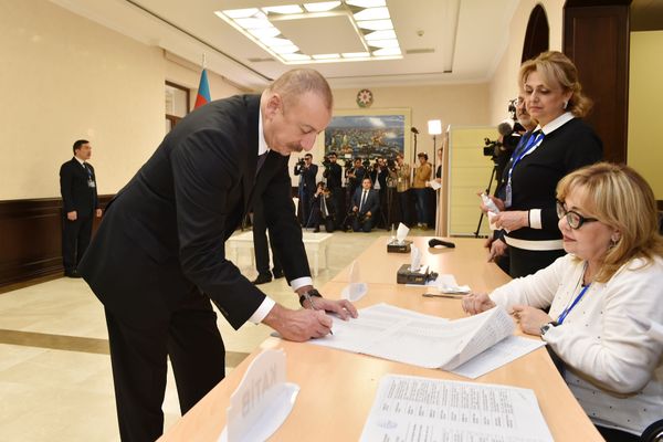 Президент Ильхам Алиев проголосовал на парламентских выборах Президент Ильхам Алиев проголосовал на парламентских выборах - Sputnik Азербайджан