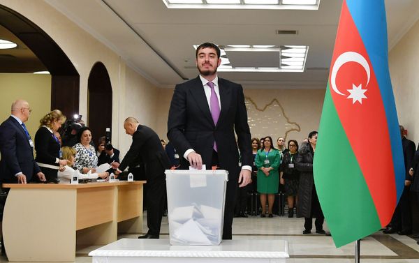 Гейдар Алиев проголосовал на парламентских выборах Гейдар Алиев проголосовал на парламентских выборах - Sputnik Азербайджан