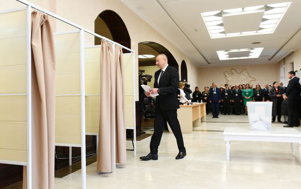 Президент Ильхам Алиев проголосовал на парламентских выборах Президент Ильхам Алиев проголосовал на парламентских выборах - Sputnik Азербайджан
