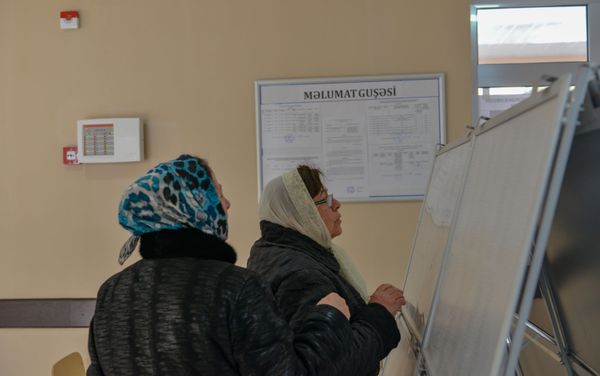 На избирательном участке номер семь 107-го Газахского избирательного округа  - Sputnik Азербайджан