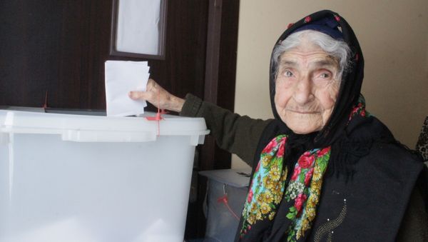  Qaxda 100 yaşlı seçici səs verdi  - Sputnik Азербайджан