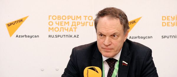 Азербайджанцы хотят перемен – российский сенатор в Баку - Sputnik Азербайджан