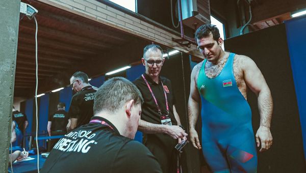 Борец Сабах Шариати на старте чемпионата Европы по борьбе, проходящем в Риме - Sputnik Азербайджан