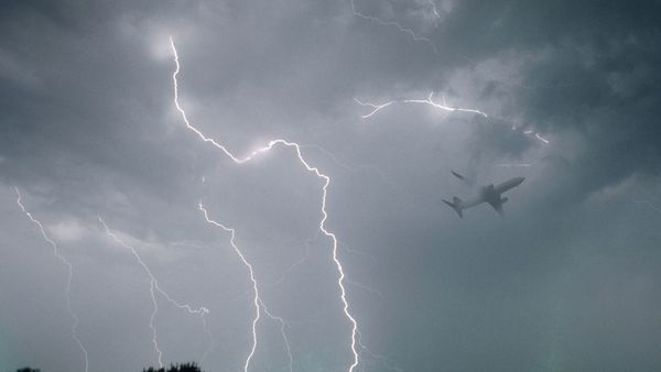 Полет самолета во время грозы - Sputnik Азербайджан