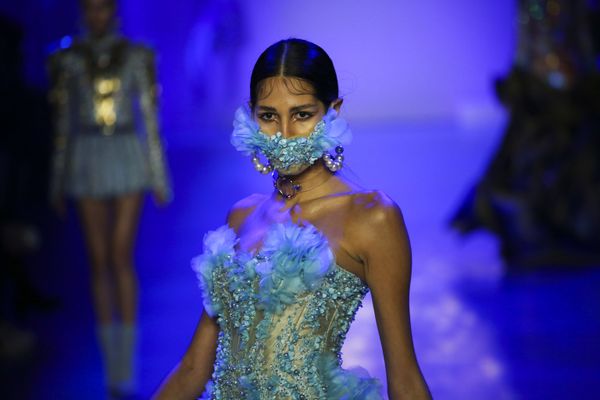 Модель в маске во время презентации коллекции The Blonds Fall 2020 на Неделе моды в Нью-Йорке  - Sputnik Азербайджан