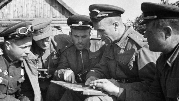 Генерал-майор танковых войск Даниил Белый, генерал-лейтенант Виктор Обухов, генерал-майор танковых войск Ази Асланов (в центре), гвардии полковник Александр Андреев (слева направо) на командном пункте танкового соединения под Вильнюсом - Sputnik Азербайджан