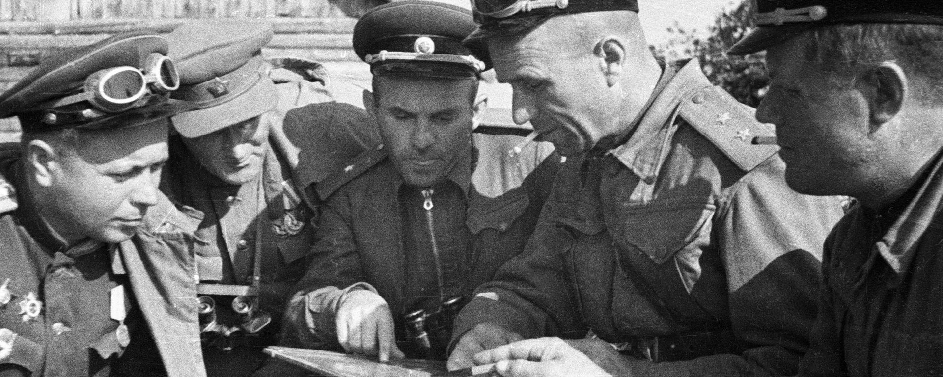 Генерал-майор танковых войск Даниил Белый, генерал-лейтенант Виктор Обухов, генерал-майор танковых войск Ази Асланов (в центре), гвардии полковник Александр Андреев (слева направо) на командном пункте танкового соединения под Вильнюсом - Sputnik Азербайджан, 1920, 18.06.2021