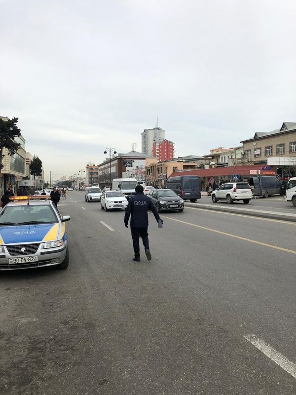 Транспортники Баку вновь принялись наводить порядок на проспекте Гара Гараева - фото - Sputnik Азербайджан
