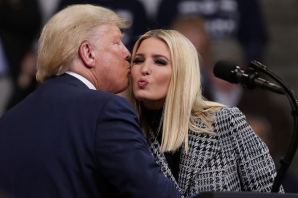 Дональд Трамп поздравляет свою дочь Иванку - Sputnik Азербайджан