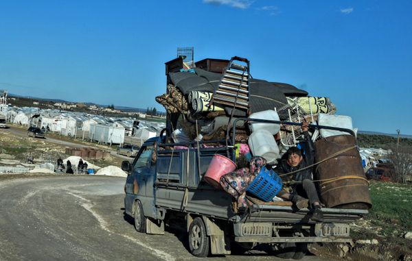 Сирийские беженцы прибывают в лагерь для внутренне перемещенных лиц недалеко от турецкой границы в удерживаемой повстанцами части провинции Алеппо - Sputnik Азербайджан