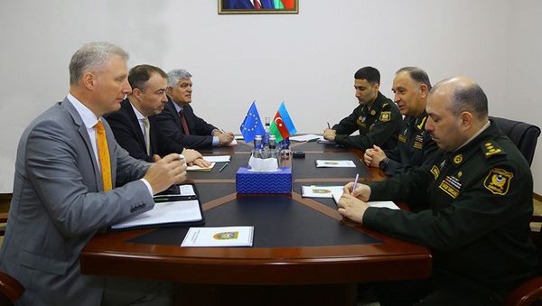 Müdafiə nazirinin müavini general-leytenant Kərim Vəliyev Aİ-nin Cənubi Qafqaz üzrə xüsusi nümayəndəsi Toivo Klaarla görüşüb - Sputnik Азербайджан