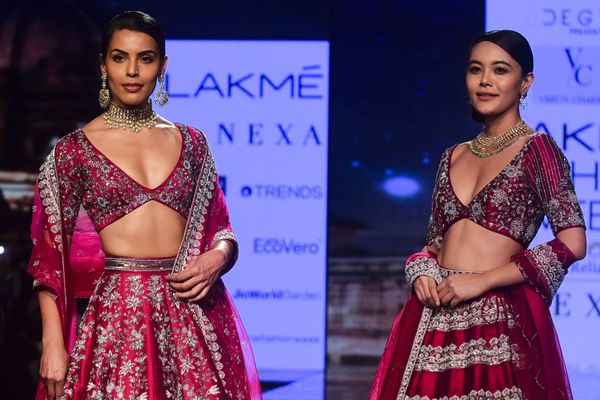Модель во время презентации коллекции Varun Chkkilam на Неделе моды Lakme 2020 Summer/Resort fashion show в Мумбаи  - Sputnik Азербайджан