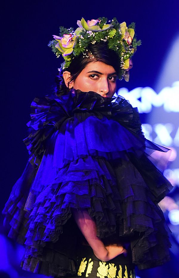 Модель во время презентации коллекции Sanjuktta Dutta на Неделе моды Lakme 2020 Summer/Resort fashion show в Мумбаи  - Sputnik Азербайджан