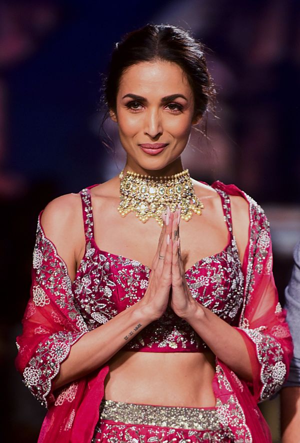 Болливудская актриса во время презентации коллекции Varun Chkkilam на Неделе моды Lakme 2020 Summer/Resort fashion show в Мумбаи - Sputnik Азербайджан