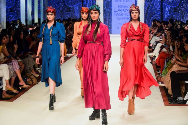 Модели во время презентации коллекции Ritu Kumar  на Неделе моды Lakme 2020 Summer/Resort fashion show в Мумбаи - Sputnik Азербайджан
