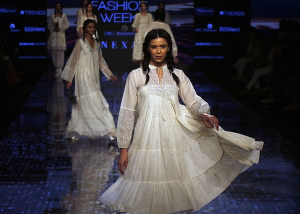 Модели во время презентации коллекции Buna на Неделе моды Lakme 2020 Summer/Resort fashion show в Мумбаи - Sputnik Азербайджан
