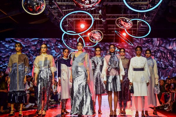 Модели во время презентации коллекции Harshna and Mannat на Неделе моды Lakme 2020 Summer/Resort fashion show в Мумбаи - Sputnik Азербайджан