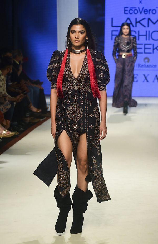 Модель во время презентации коллекции Ritu Kumar на Неделе моды Lakme 2020 Summer/Resort fashion show в Мумбаи - Sputnik Азербайджан