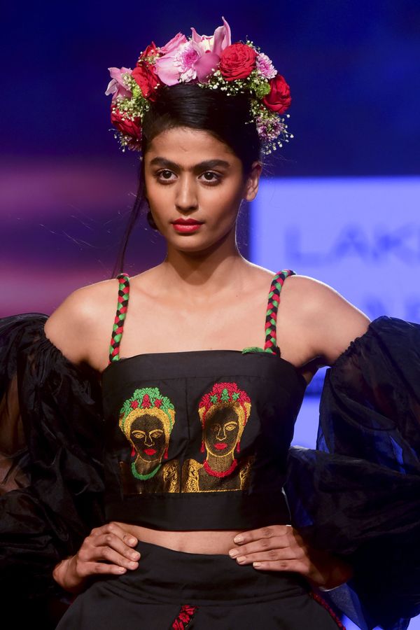 Модель во время презентации коллекции Sanjuktta Dutta на Неделе моды Lakme 2020 Summer/Resort fashion show в Мумбаи - Sputnik Азербайджан
