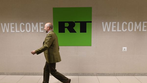 Сотрудник в офисе телеканала Russia Today в Москве - Sputnik Азербайджан