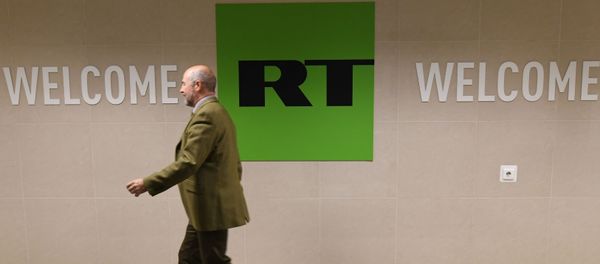 Сотрудник в офисе телеканала Russia Today в Москве - Sputnik Азербайджан