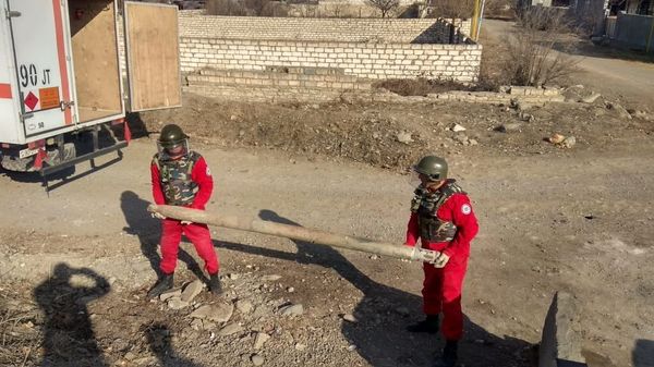 На обочине магистрали республиканского значения нашли реактивный снаряд - фото - Sputnik Азербайджан