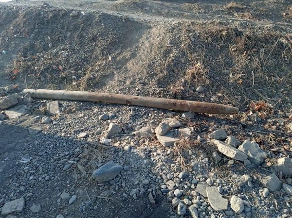 На обочине магистрали республиканского значения нашли реактивный снаряд - фото - Sputnik Азербайджан
