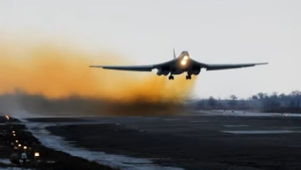 Видео полета стратегических ракетоносцев Ту-160 - Sputnik Азербайджан
