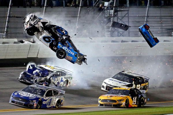 Авария пилота NASCAR Райана Ньюмана в гонке Daytona 500 - Sputnik Азербайджан