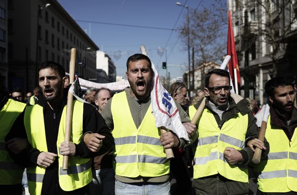 Участники акции протеста в Афинах, выступающие против законопроекта об изменениях в сфере социального и пенсионного обеспечения - Sputnik Азербайджан