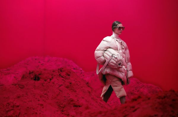 Модели представляют коллекцию Moncler на неделе моды в Милане - Sputnik Азербайджан
