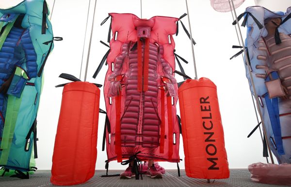 Модели представляют коллекцию Moncler на неделе моды в Милане  - Sputnik Азербайджан