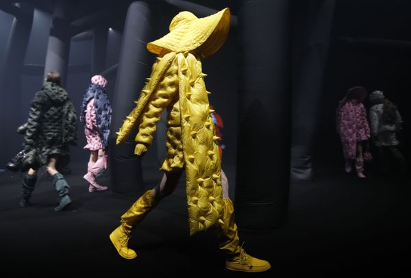 Модели представляют коллекцию Moncler на неделе моды в Милане  - Sputnik Азербайджан