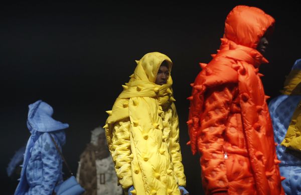 Модели представляют коллекцию Moncler на неделе моды в Милане  - Sputnik Азербайджан