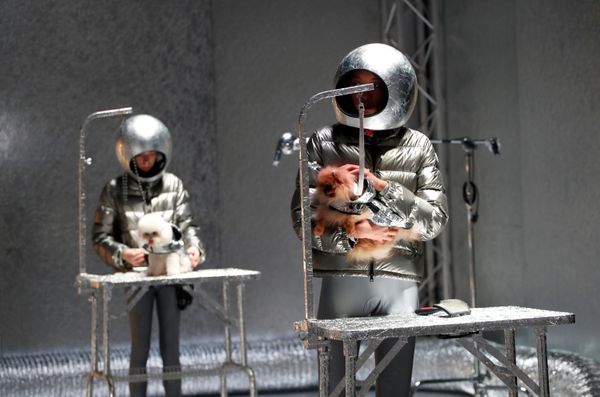 Модели представляют коллекцию Moncler на неделе моды в Милане - Sputnik Азербайджан