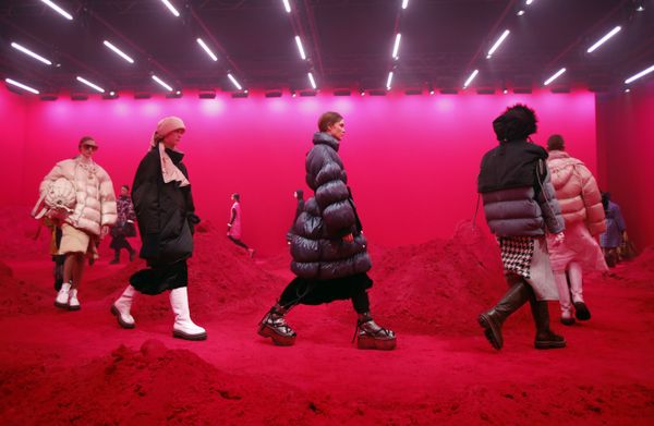 Модели представляют коллекцию Moncler на неделе моды в Милане  - Sputnik Азербайджан