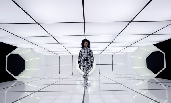 Модели представляют коллекцию Moncler на неделе моды в Милане - Sputnik Азербайджан