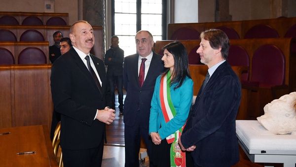 Prezident İlham Əliyev Roma şəhərinin meri xanım Vircinia Raggi ilə görüşüb - Sputnik Азербайджан